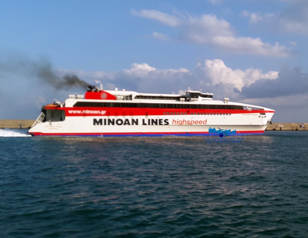 Συνεχίζει το δρομολόγιό του με τρεις μηχανές το «Santorini Palace»