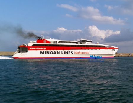 Συνεχίζει το δρομολόγιό του με τρεις μηχανές το «Santorini Palace»