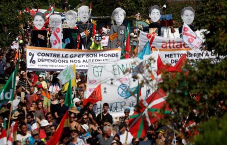 G7: Χιλιάδες διαδηλωτές στα γαλλικά σύνορα – Οργή για τις πυρκαγιές στον Αμαζόνιο