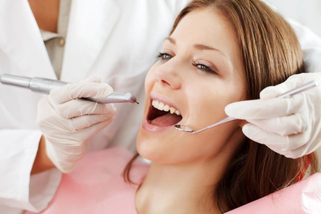 Ελληνίδα οδοντίατρος ανακάλυψε ουσία που αναπλάθει τα δόντια χωρίς σφράγισμα | tovima.gr