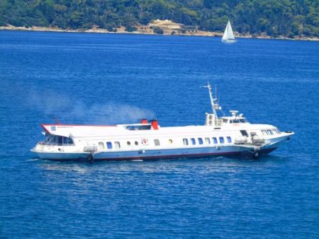 Στον Πειραιά επιστρέφει το «Flying Dolphin 29» λόγω βλάβης