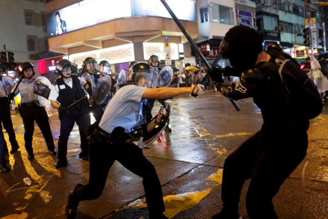 Αγριες συμπλοκές διαδηλωτών – αστυνομίας στο Χονγκ Κονγκ | tovima.gr