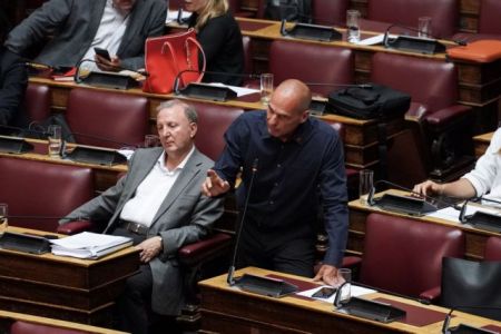 Βαρουφάκης προς ΝΔ: Μιλάτε για την άρση capital controls, εσείς που αγωνιστήκατε για να έλθουν;