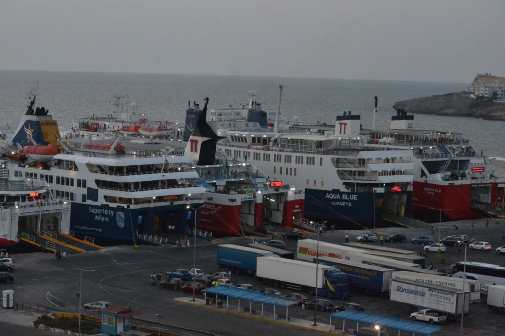 SOS: Η Ραφήνα σε κλοιό αποκλεισμού από τη θάλασσα!