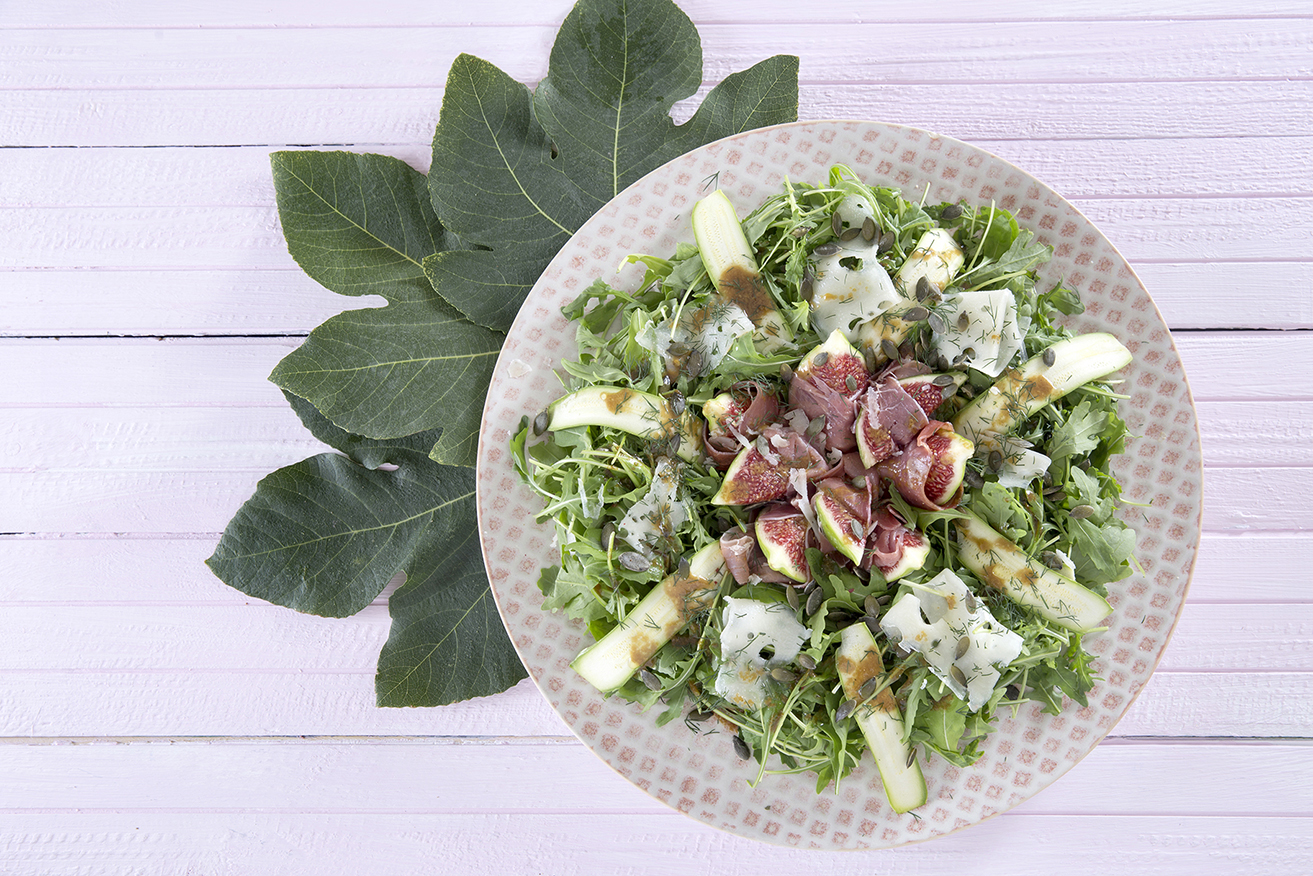 Σαλάτα με σύκα, ρόκα, προσούτο και γραβιέρα