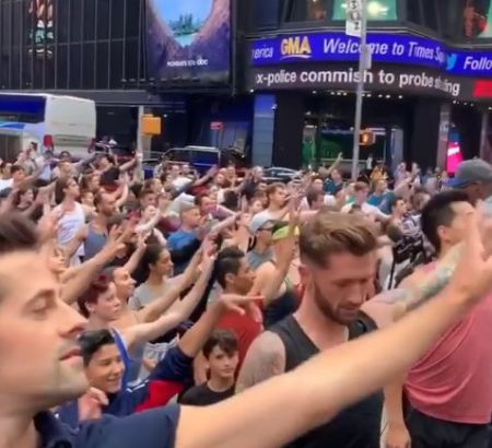 Γέμισε χορευτές η Times Square για… χάρη του πρίγκιπα Τζορτζ