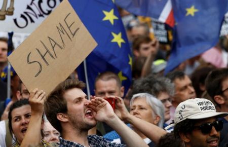 Βρετανία: Ο Μπόρις Τζόνσον, η Βασίλισσα, η πολιτική κανονικότητα και στη μέση το Brexit