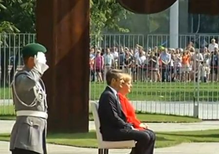 Συνάντηση Μητσοτάκη-Μέρκελ σε εξέλιξη – Υποδοχή με στρατιωτικές τιμές