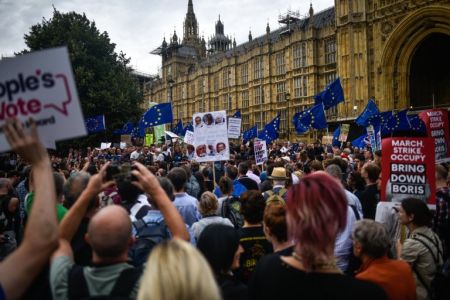 Η Βρετανία στην κόψη του ξυραφιού: Οργή, διαδηλώσεις και παραιτήσεις