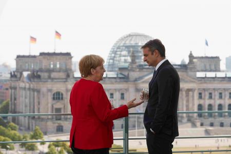 Ο Μητσοτάκης, η Μέρκελ και το νέο success story