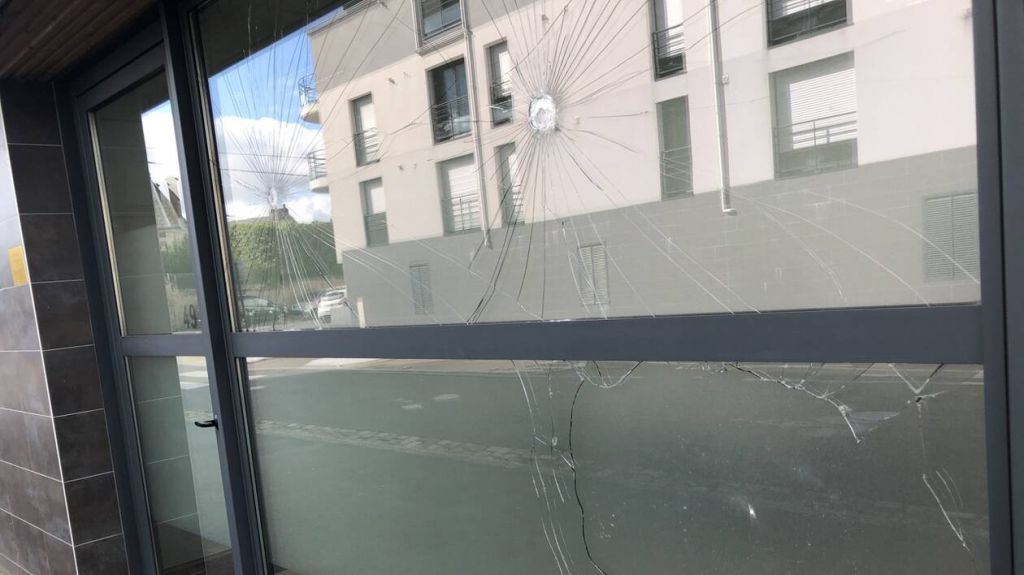 Αντεξουσιαστές επιτέθηκαν στο ελληνικό προξενείο στη Ναντ – Εσπασαν τζάμια και έγραψαν συνθήματα