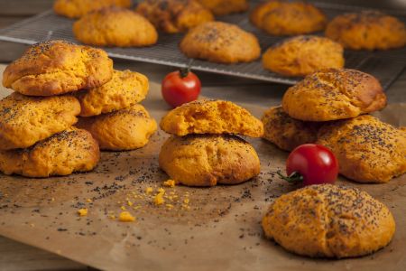 Ντοματοψωμάκια με παπαρουνόσπορο