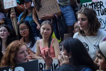 Η Γκρέτα διαδηλώνει για το Κλίμα έξω από την έδρα του ΟΗΕ
