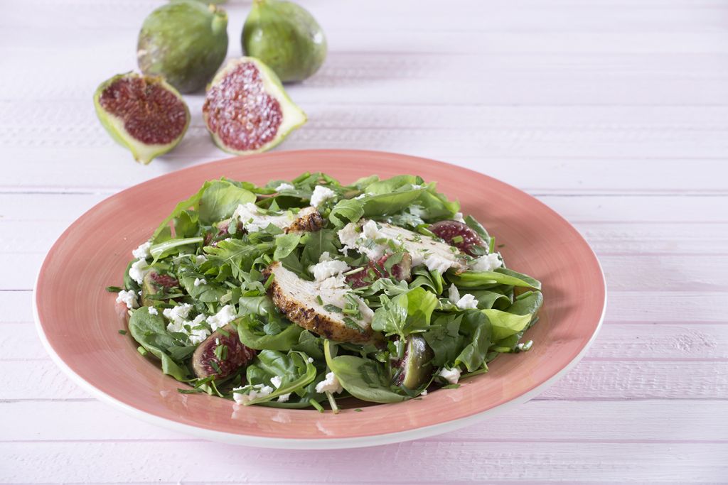 Σαλάτα με σύκα, σπανάκι, ρόκα, κοτόπουλο και φέτα