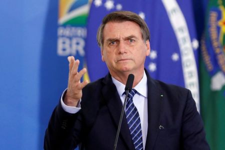 Βραζιλία: Ο Μπολσονάρου παύει να χρησιμοποιεί ακόμη και τα «γαλλικής καταγωγής» στιλό Bic