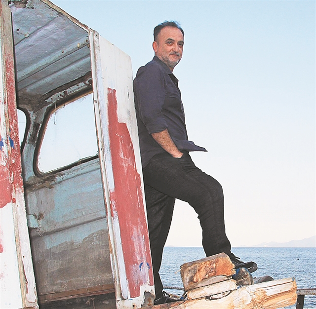 Λέει αντίο με «έξι γαλάζια μολύβια»