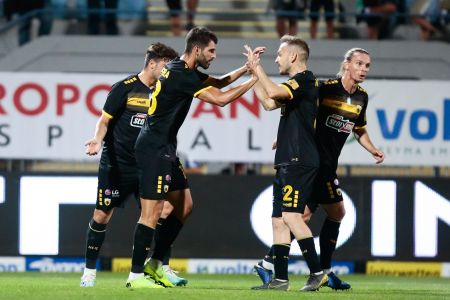 Με «buzzer beater» του Σιμόες! (2-3)