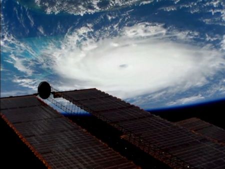 Ντόριαν : «Χτυπά» τις Μπαχάμες ο πιο σφοδρός τυφώνας – Δείτε live εικόνα