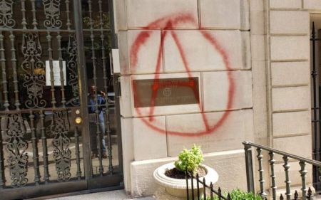 Βανδάλισαν το κτίριο του Γενικού Προξενείου της Ελλάδος στη Νέα Υόρκη