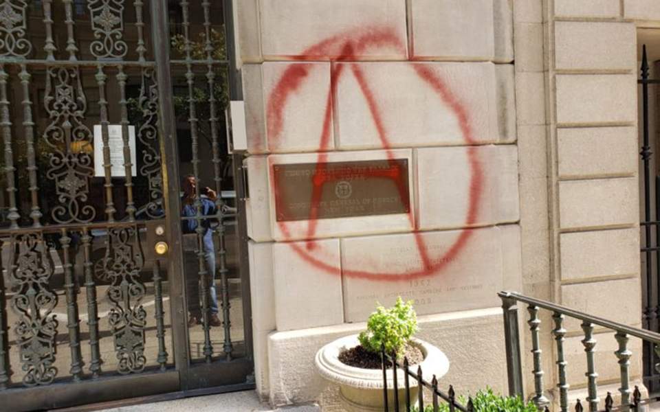 Βανδάλισαν το κτίριο του Γενικού Προξενείου της Ελλάδος στη Νέα Υόρκη