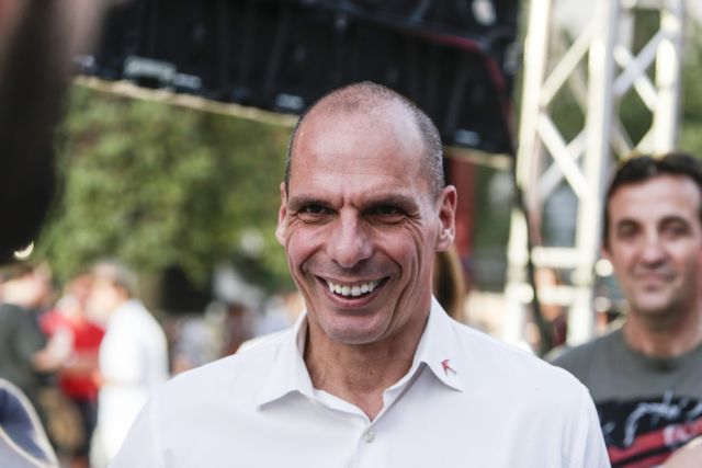 Πάρτυ στο Twitter για την εμφάνιση Βαρουφάκη στο κόκκινο χαλί