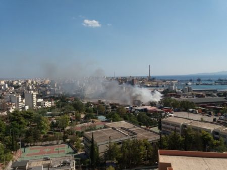 Πυρκαγιά σε υπαίθριο χώρο στο Νέο Ικόνιο στο Κερατσίνι