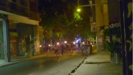 Εξάρχεια: Νέο βίντεο από επίθεση με βόμβες μολότοφ κατά των ΜΑΤ