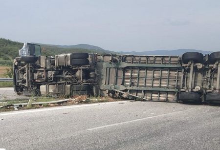 Ανατροπή νταλίκας στο Δαφνί – Μποτιλίαρισμα στη λεωφόρο Αθηνών