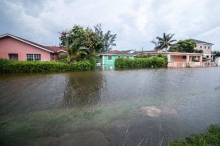 Επιμένει ο τυφώνας Dorian : Συγκλονίζουν οι μαρτυρίες εγκλωβισμένων – 5 νεκροί