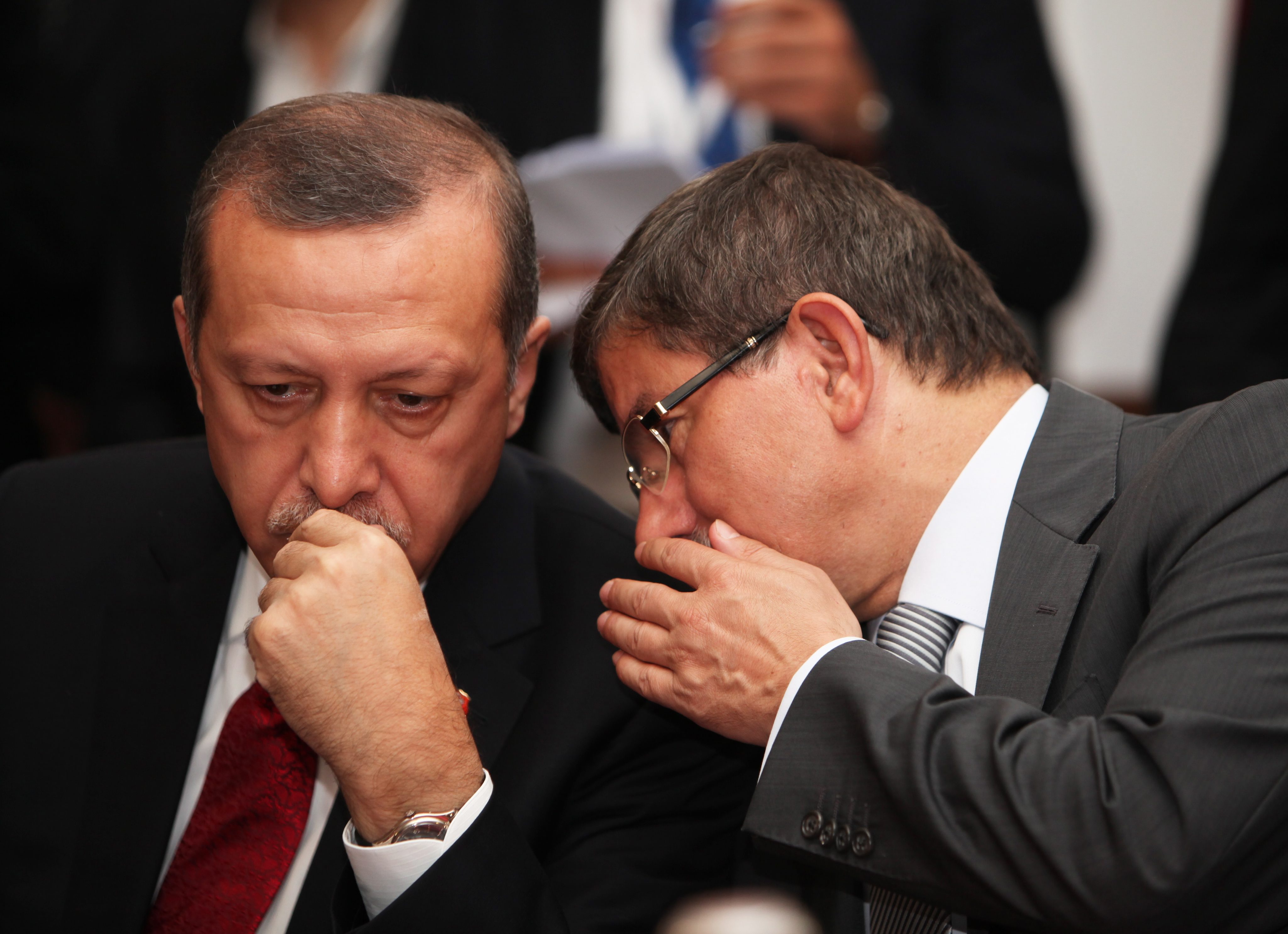 Τουρκία : Ερντογάν αποπέμπει Νταβούτογλου από το κόμμα – Το παρασκήνιο