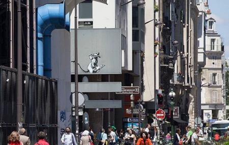Κλάπηκε τοιχογραφία του Banksy από το Πομπιντού – Κόπηκε με πριόνι