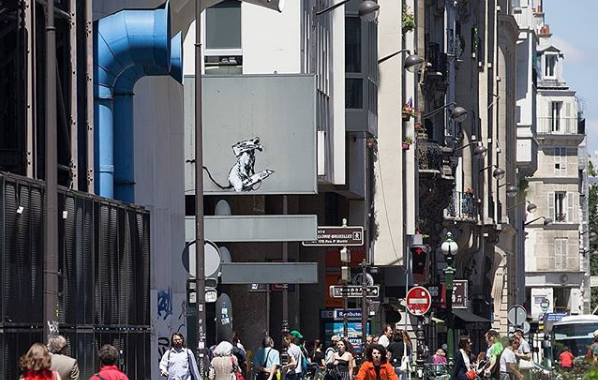 Κλάπηκε τοιχογραφία του Banksy από το Πομπιντού – Κόπηκε με πριόνι