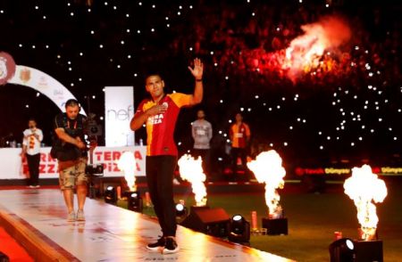 Ντελίριο για Φαλκάο – Τον παρουσίασε η Γαλατά μπροστά σε 40.000 κόσμο