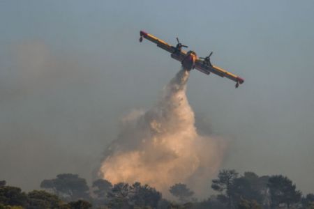 Μεγάλη πυρκαγιά στη Νέα Μάκρη – Στη μάχη και τα εναέρια μέσα