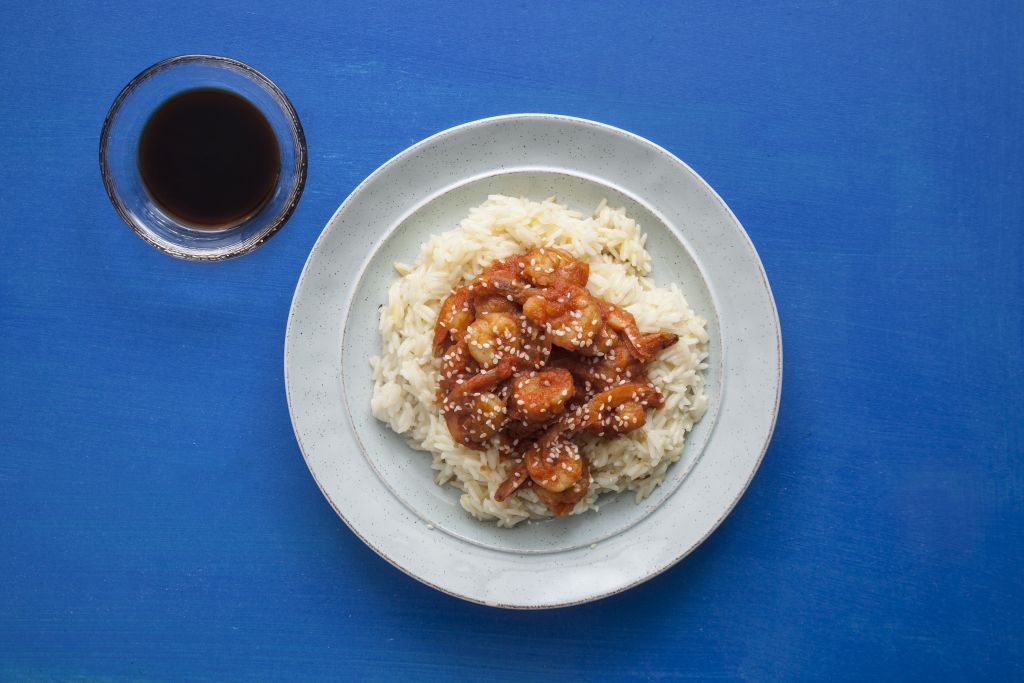 Γαρίδες στο τηγάνι με σάλτσα σόγιας και σουσάμι