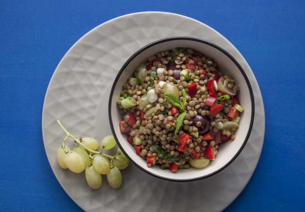 Σαλάτα με φακές και σταφύλι