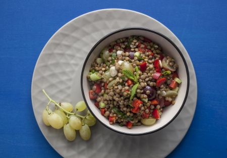 Σαλάτα με φακές και σταφύλι