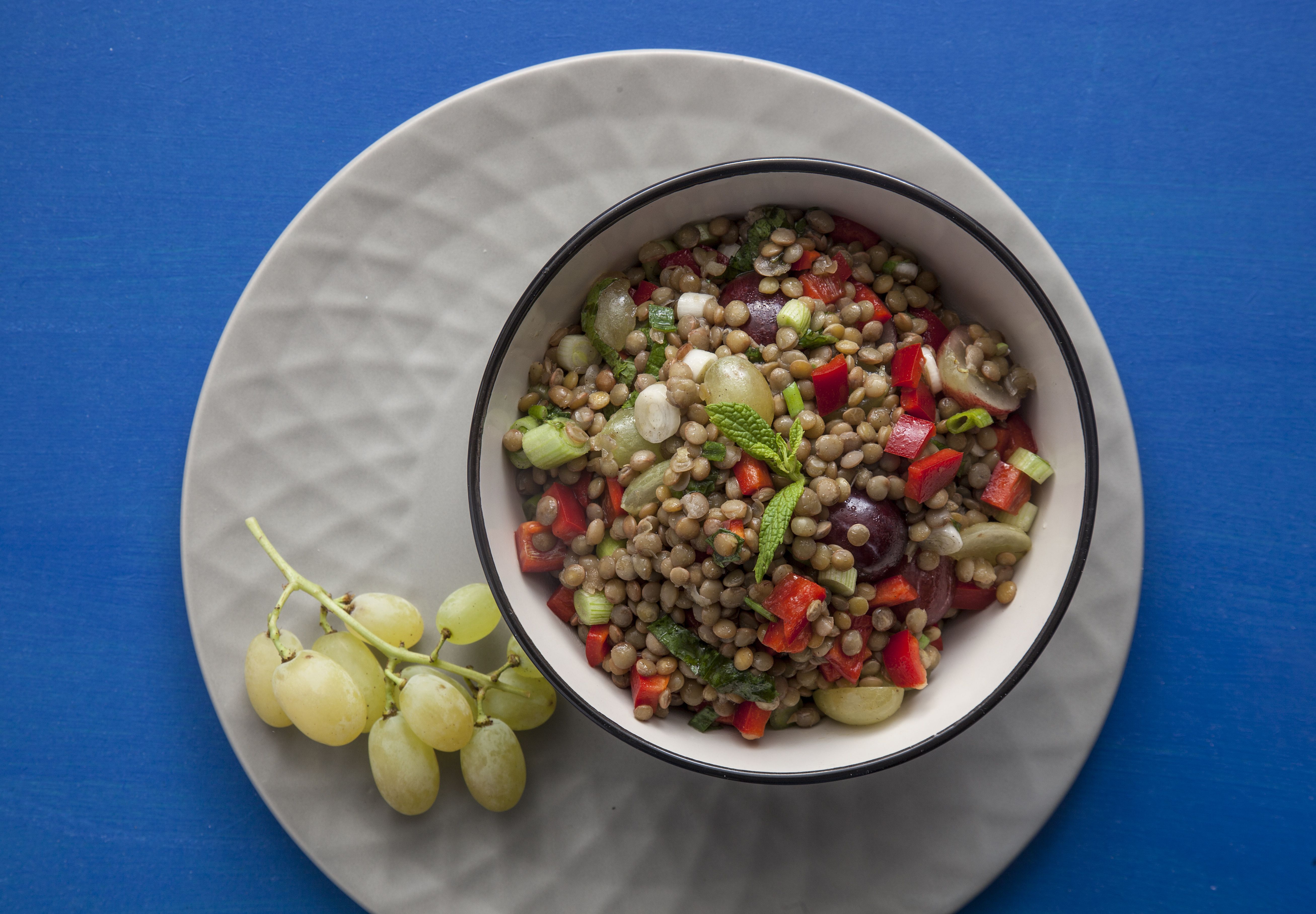 Σαλάτα με φακές και σταφύλι