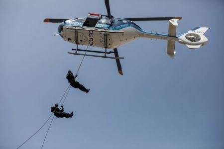 Εντυπωσιακή επίδειξη των ΕΚΑΜ στη ΔΕΘ υπό το βλέμμα Μητσοτάκη