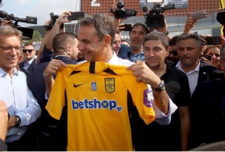 Στα αθλητικά περίπτερα της ΔΕΘ ο Μητσοτάκης : Τον έντυσαν με φανέλες