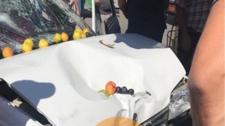 Παραλίγο τραγωδία σε λαϊκή, όταν ΙΧ έπεσε πάνω σε κόσμο