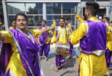 Η Ινδία στην 84η ΔΕΘ: Τα στέκια αλά Bollywood, η αεροδιαστημική και το σαλόνι κάνναβης