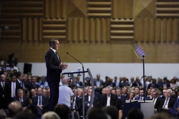 Πώς ο Μητσοτάκης προσπερνά τον Τσίπρα με φιλολαϊκά μέτρα και άνοιγμα στη μεσαία τάξη