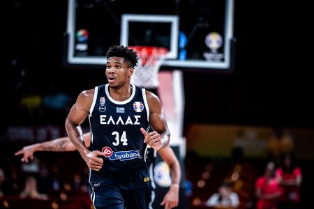 Το απίθανο καλάθι του Γιάννη απέναντι σε τρεις Τσέχους