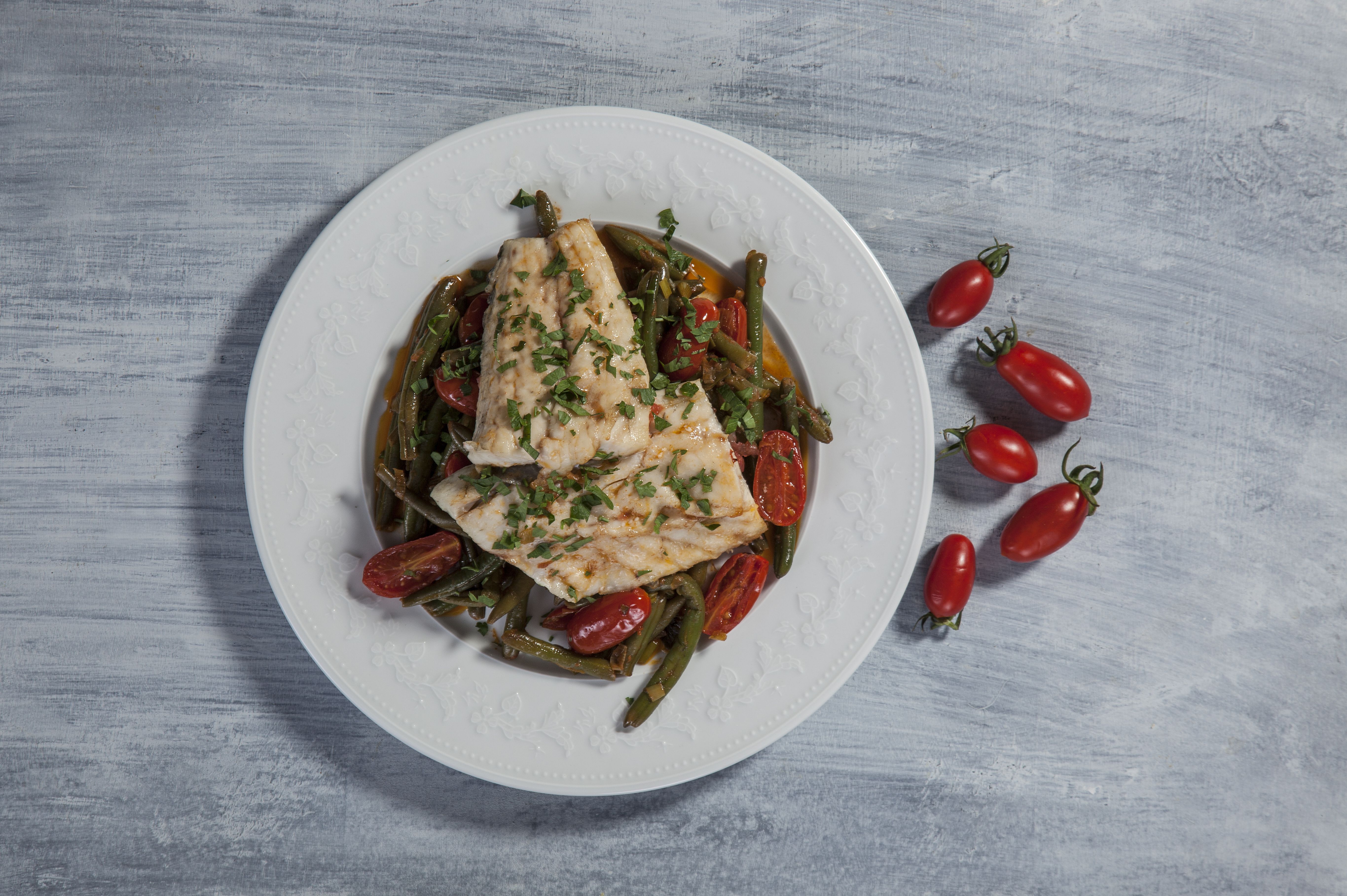 Φασολάκια λαδερά με καπόνι ή σκορπίνα