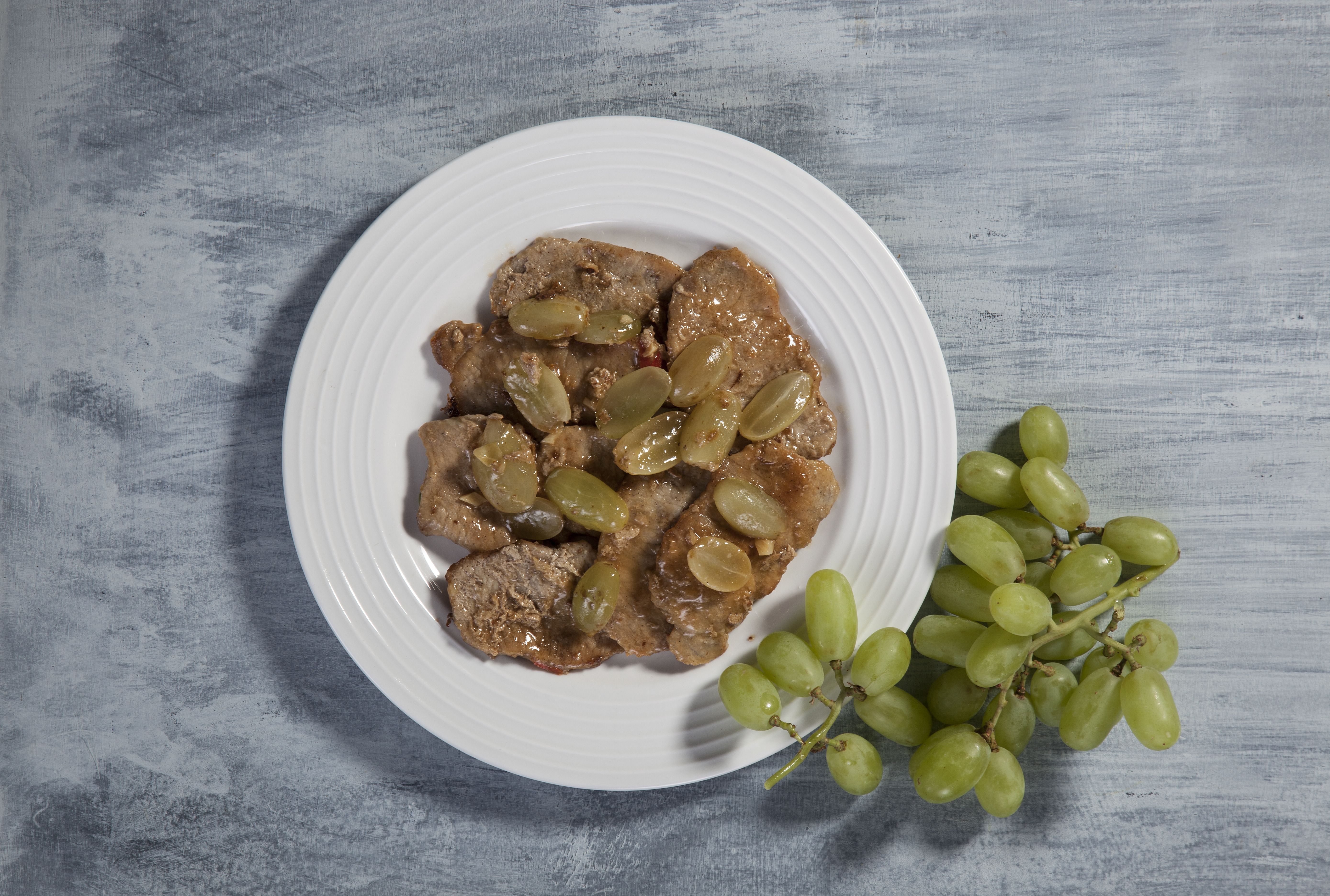 Χοιρινά μπριζολάκια με τσίλι και σταφύλι