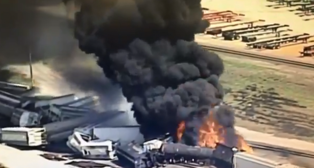 Τρένο εκτροχιάστηκε και τυλίχθηκε στις φλόγες στις ΗΠΑ