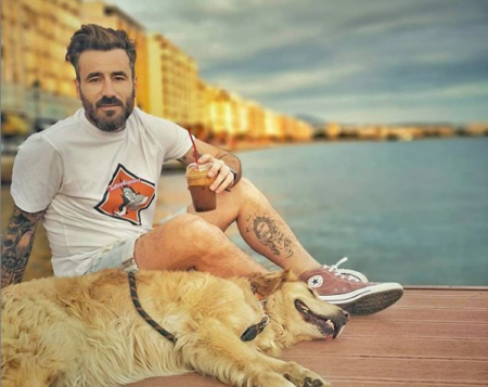 Ο Γιώργος Μαυρίδης υιοθέτησε το κακοποιημένο σκυλί στην Ξάνθη