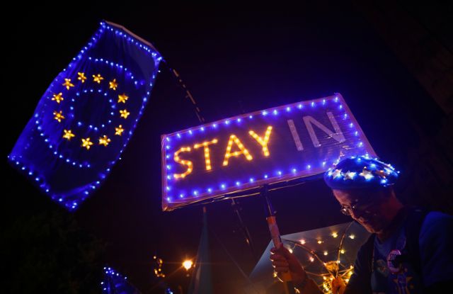 Βρετανία – δημοσκόπηση: Προβάδισμα του κυβερνώντος Συντηρητικού έναντι του Εργατικoύ κόμματος