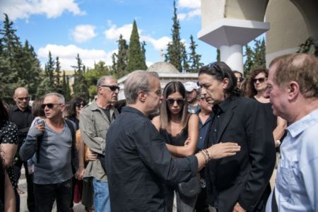 Λαυρέντης Μαχαιρίτσας: Συγκίνηση στην κηδεία του μεγάλου τραγουδοποιού